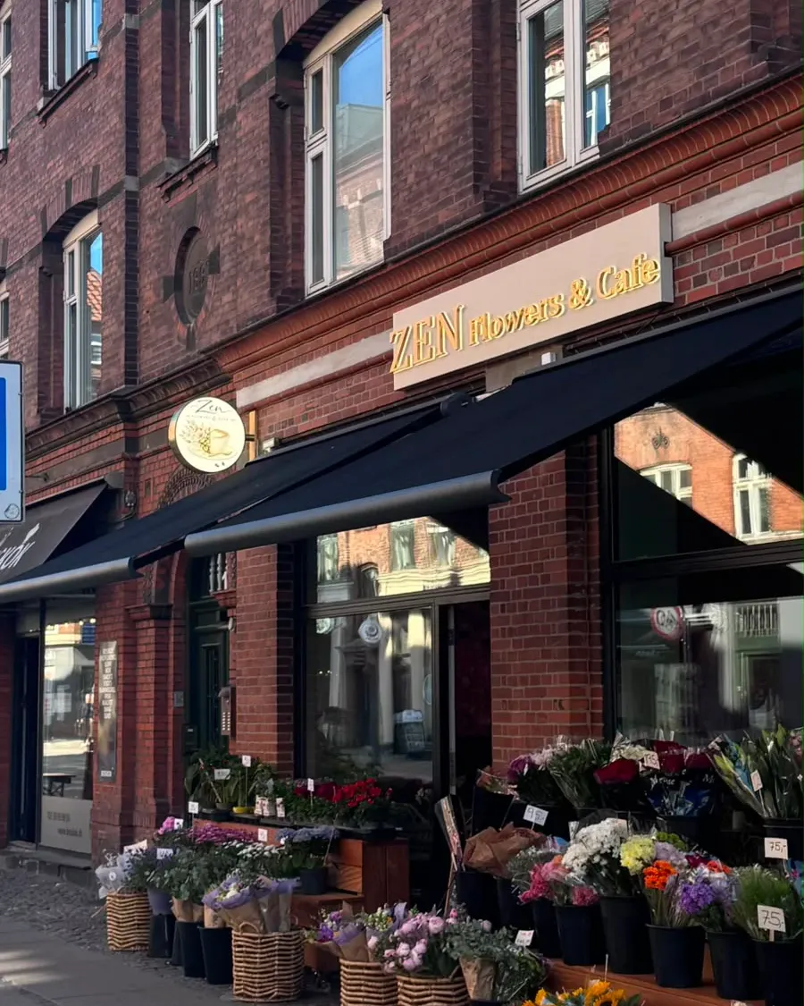 Zen Flowers & Cafe på Amagerbrogade med blomster foran butikken